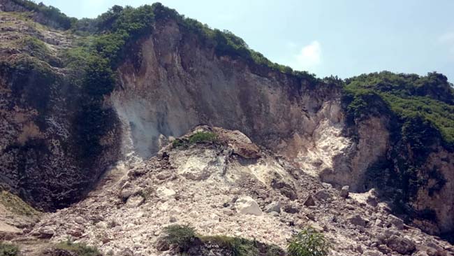 Tebing-Gunung-Kapur-Puger-Longsor-Satu-Penambang-Tertimbun (1)